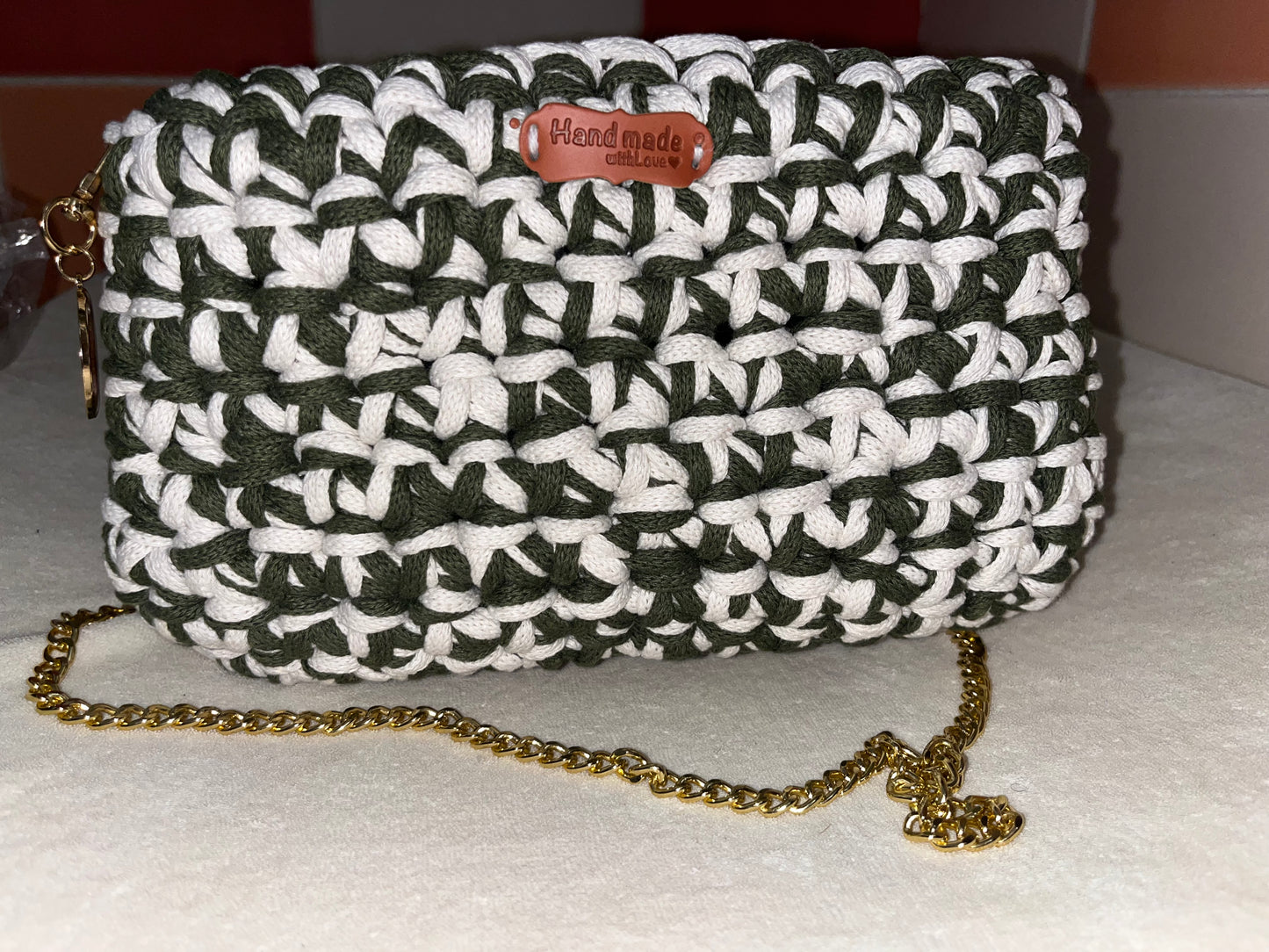 Sac à main avec chaîne facile à attraper par deux manière différente. Fait à la main