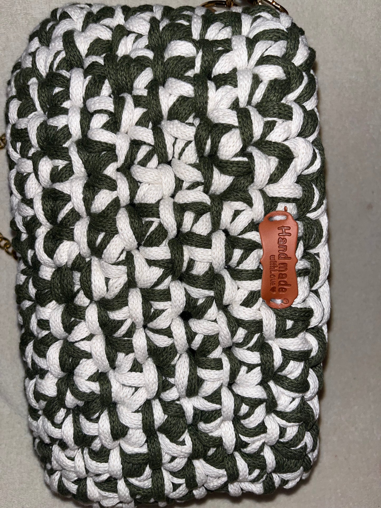 Sac à main avec chaîne facile à attraper par deux manière différente. Fait à la main