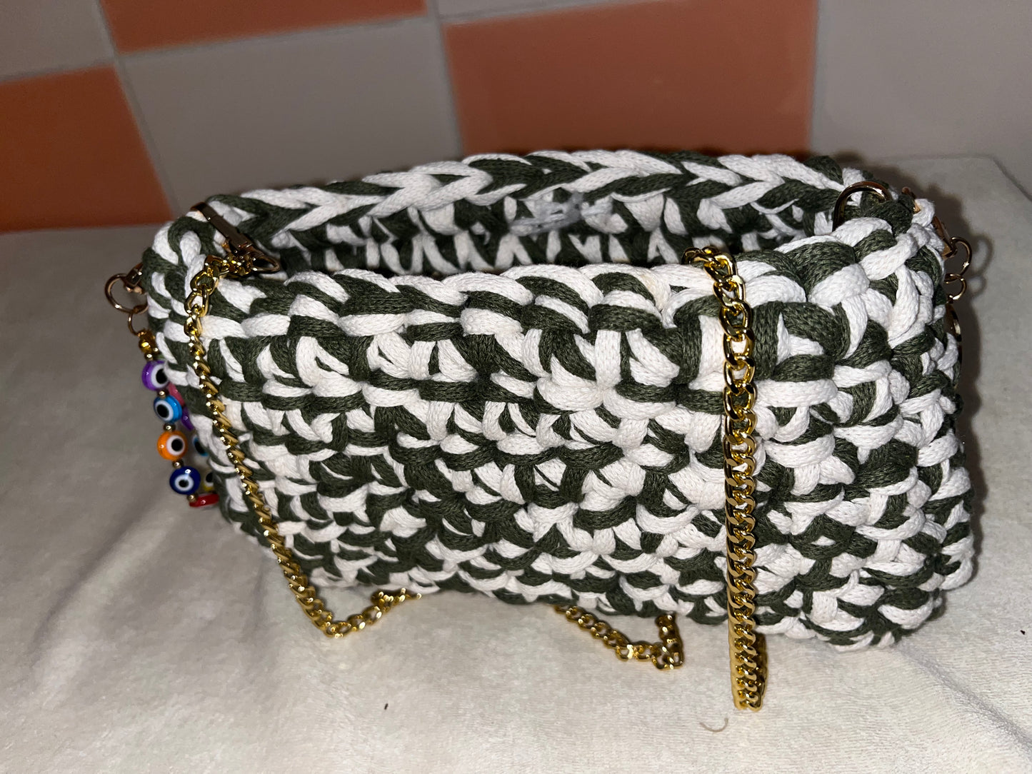 Sac à main avec chaîne facile à attraper par deux manière différente. Fait à la main