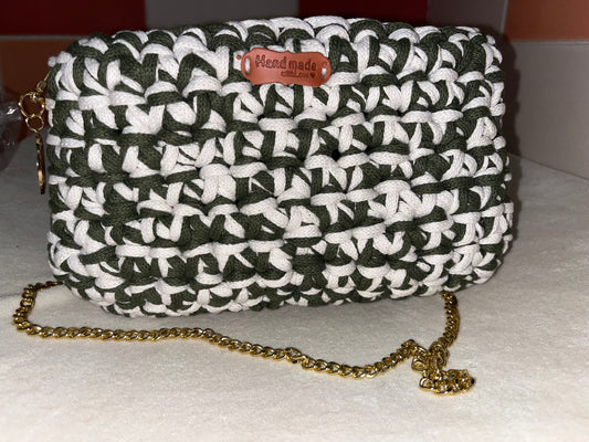 Sac à main avec chaîne facile à attraper par deux manière différente. Fait à la main