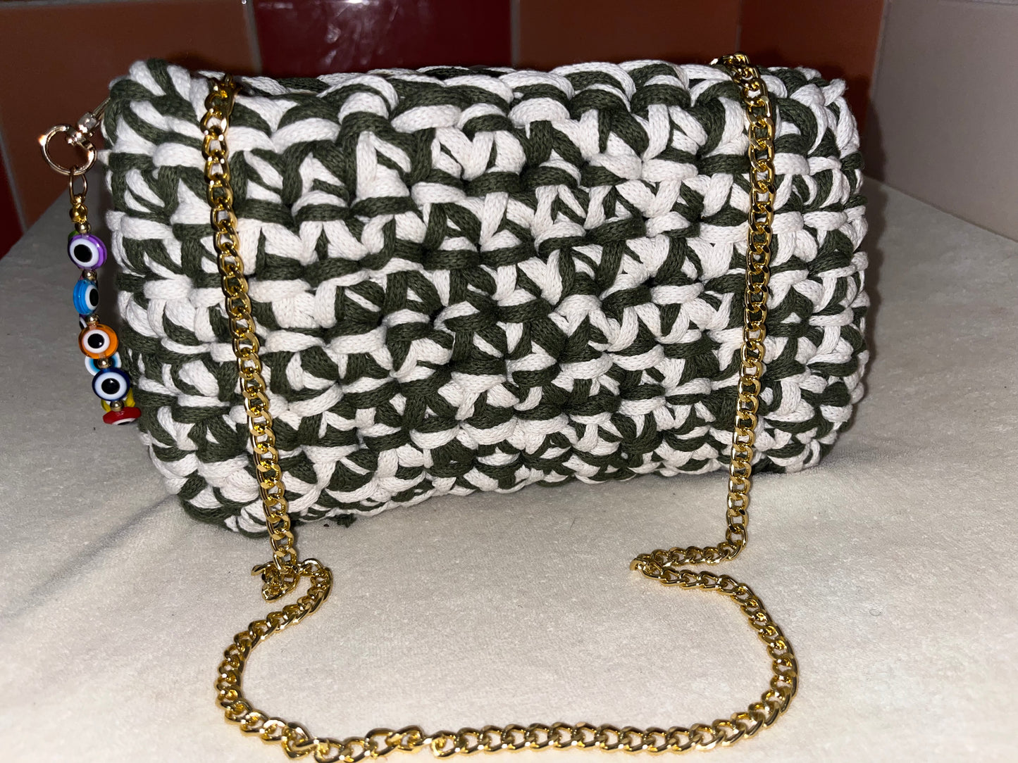 Sac à main avec chaîne facile à attraper par deux manière différente. Fait à la main