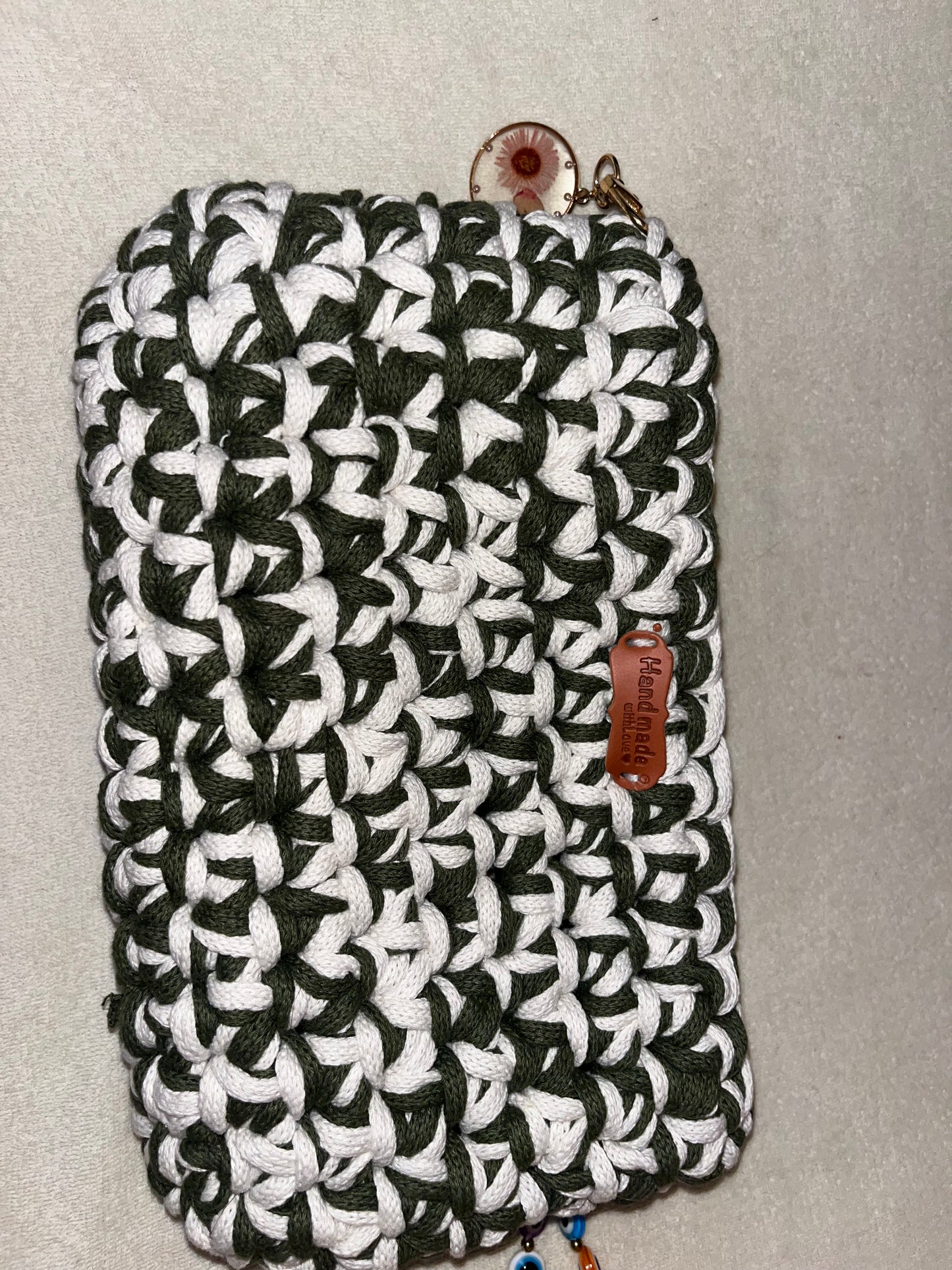 Sac à main avec chaîne facile à attraper par deux manière différente. Fait à la main