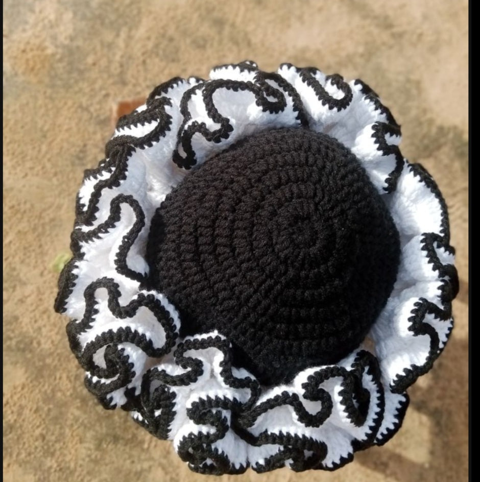 Bonnet Froufrous 2 Couleurs – Artisanat Guinéenne – 100% Coton – Style Unique – Confort Optimal – €24,99